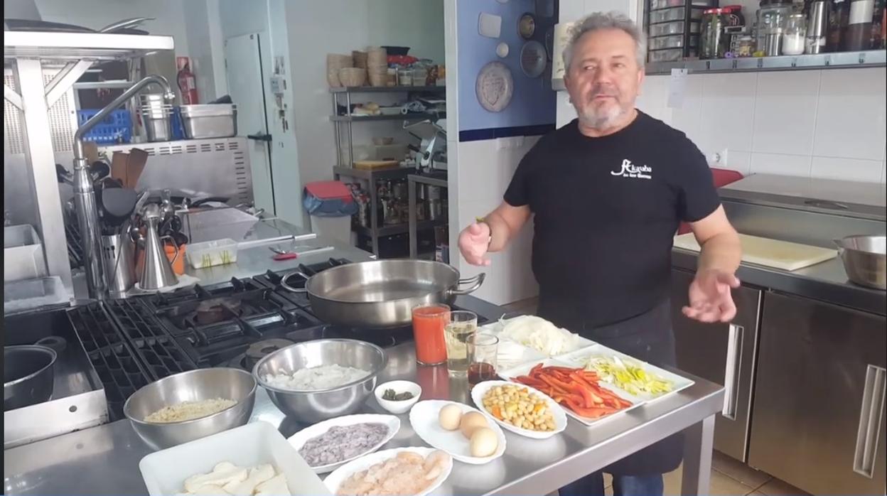 Matías Vega, cocinero de Cañete de las Torres, prepara sus platos