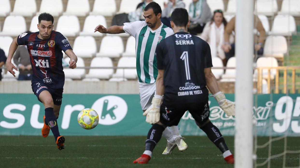 De las Cuevas, jugador del Córdoba, en el partido ante el Yeclano