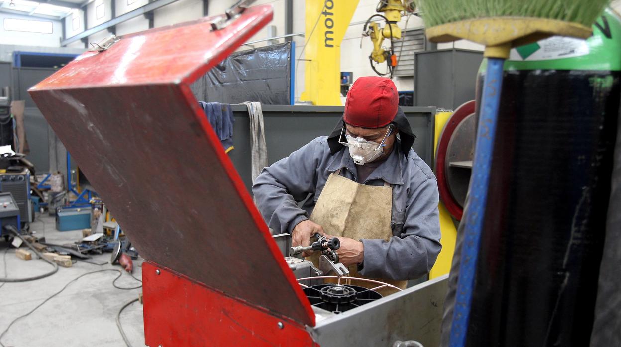 Un trabajador en una fábrica industrial de Córdoba en una imagen de archivo