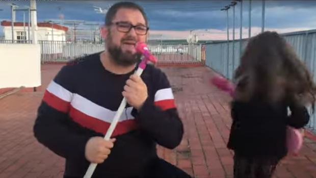 (Video) Los hosteleros echan de menos sus clientes cantando «No puedo vivir sin ti»