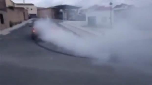 Se salta el confinamiento para hacer derrapes con el coche en Escacena del Campo