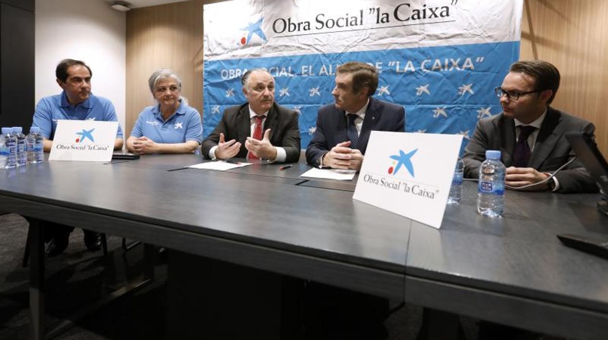 Firma del convenio entre La Caixa y la Agrupación de Cofradías para la obra social