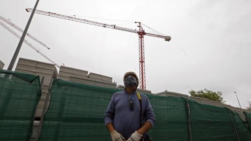 Un trabajador de la construcción con protecciones, tras volver al tajo el pasado lunes