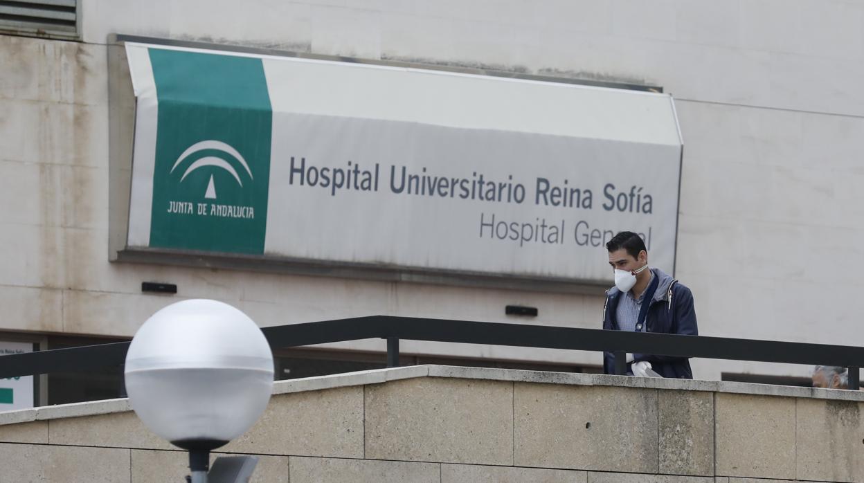 Un ciudadano sale del Hospital Reina Sofía de Córdoba