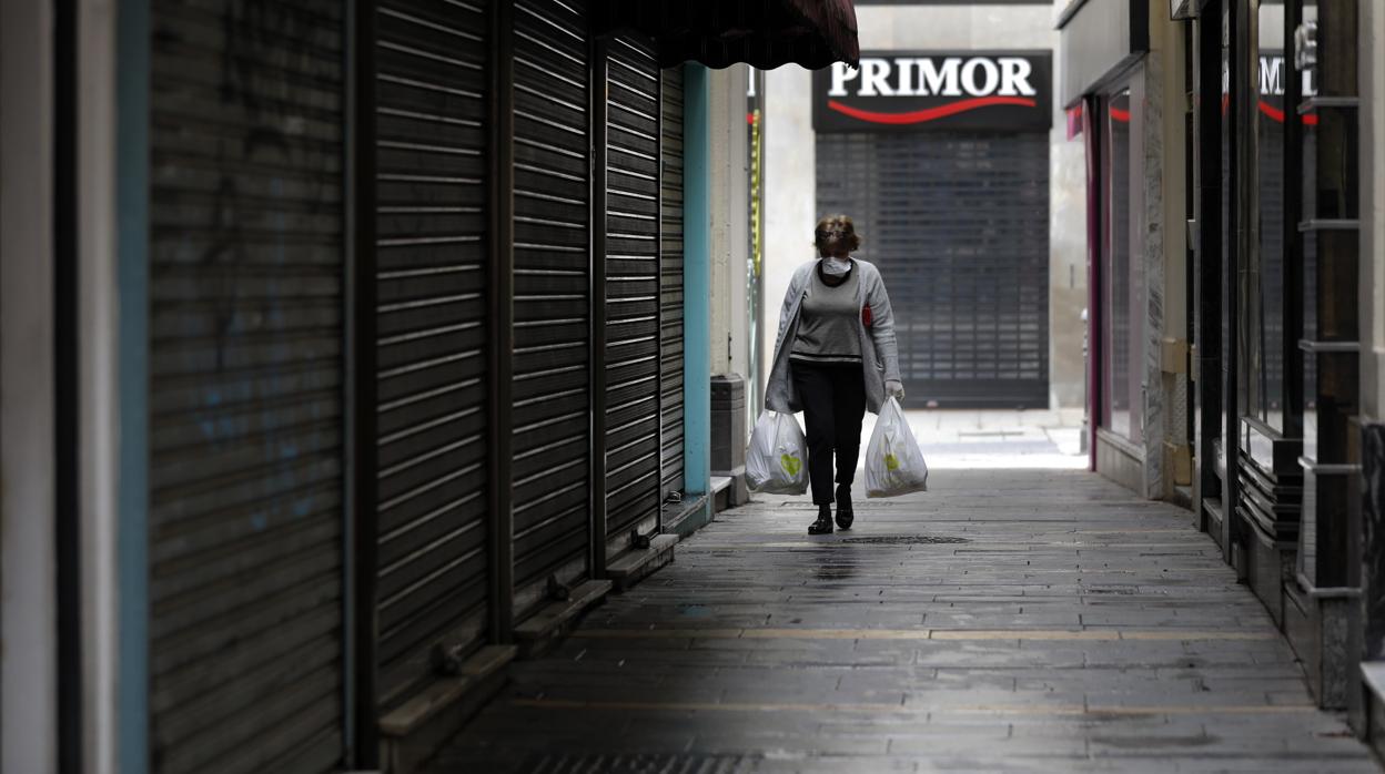 Una calle del Centro de Córdoba con las tiendas cerradas