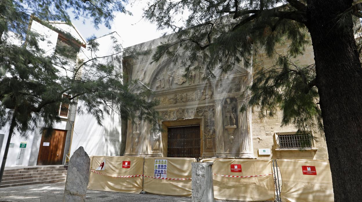 Fachada en restauración del Museo Arqueológico de Córdoba