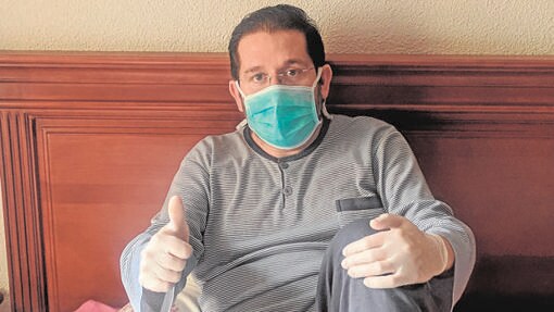 Moisés López, en su dormitorio tras superar la enfermedad
