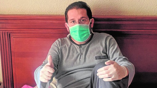 Moisés López, en su dormitorio tras superar la enfermedad