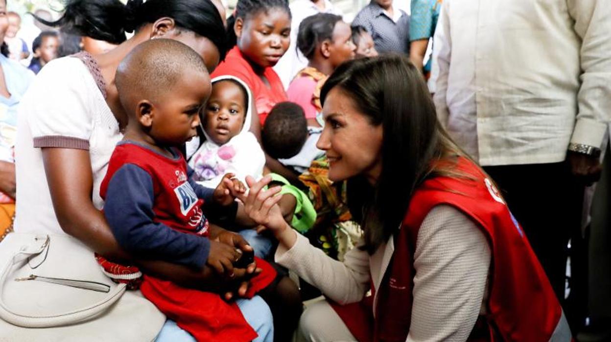 La reina Letizia visita un centro de enfermedades infeccionsas en Mozambique el año pasado