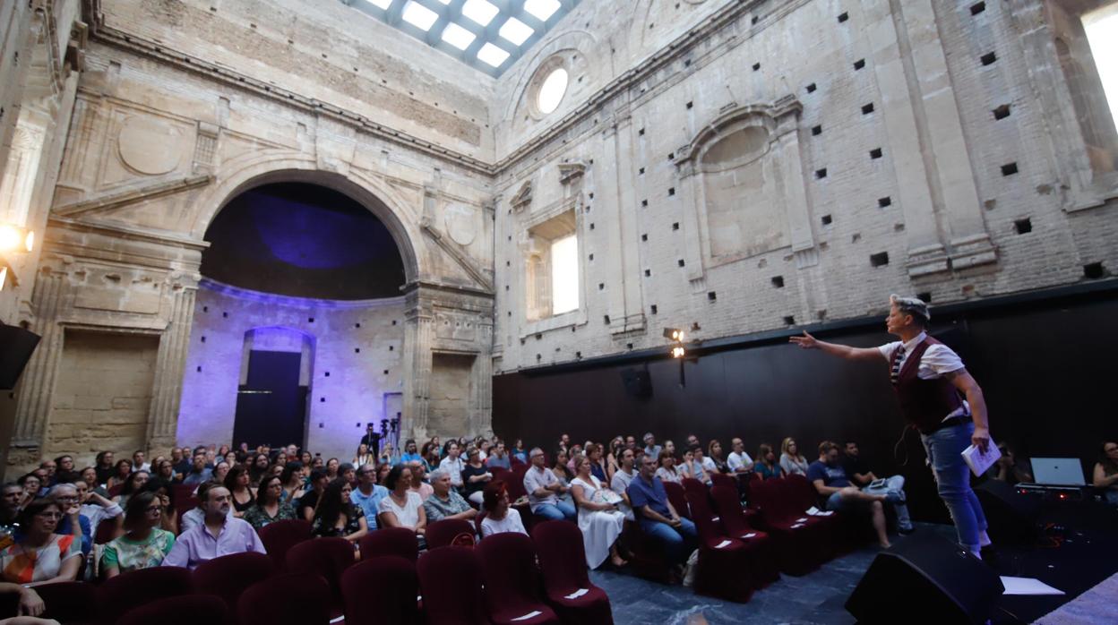 Joelle Taylor, en un acto de Cosmopoética en la sala Orive de Córdoba