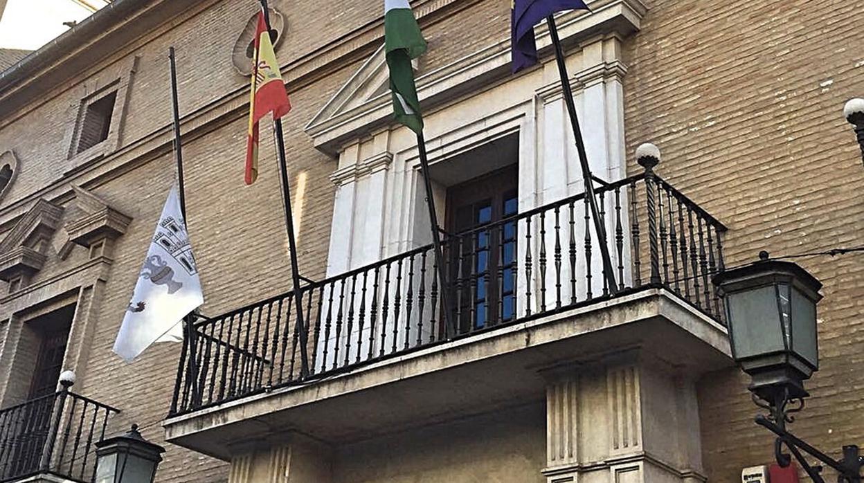 Bandera de la localidad ondeando a media asta en el Ayuntamiento