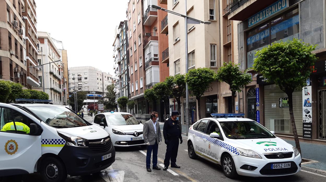 El concejal de Seguridad Ciudadana, Miguel Castro, junto a un agente en una avenida de Jaén