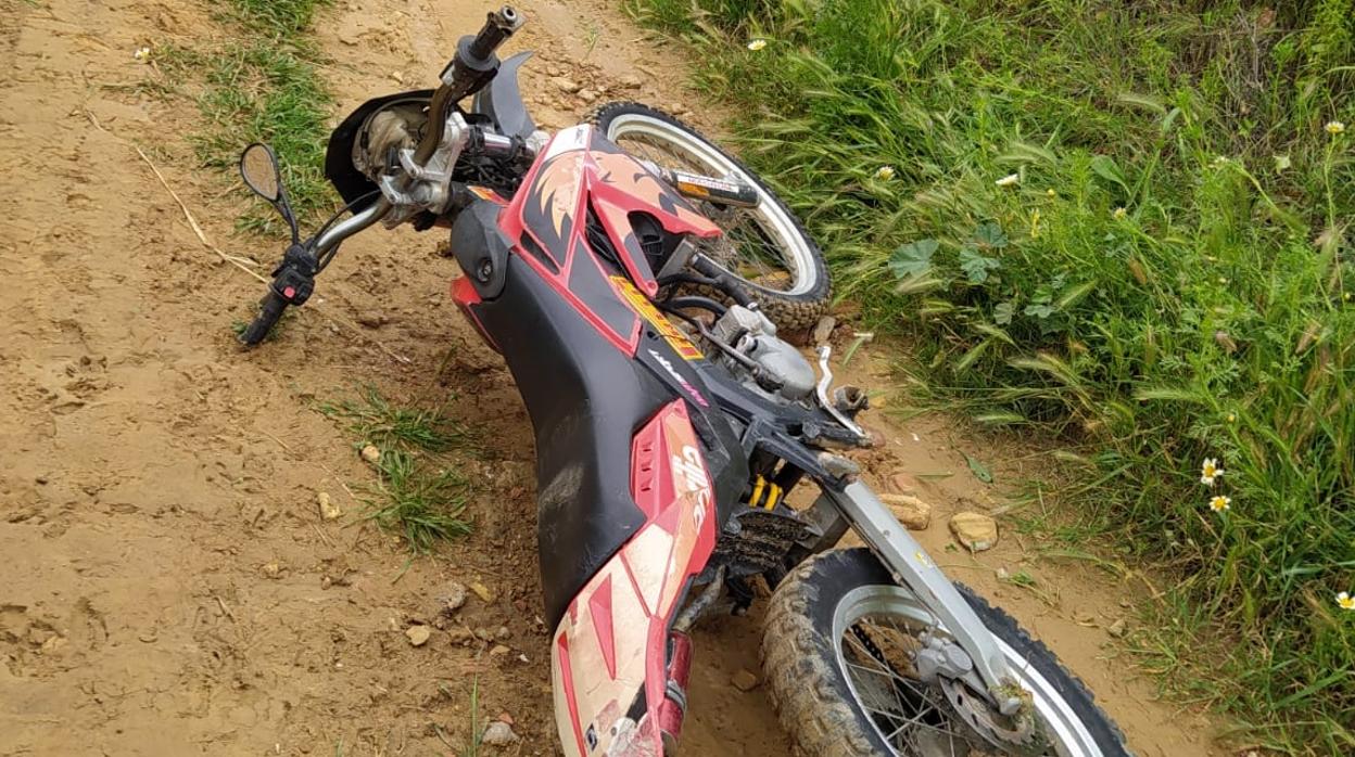 La motocicleta en la que huyó el detenido en Manzanilla