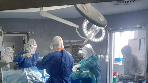 La unidad de neurocirugía de un hospital de Jaén interviene con éxito a un paciente con Covid-19