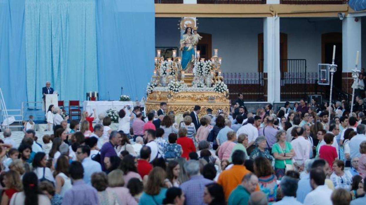 Procesión de María Auxiliadora en el colegio de Salesianos