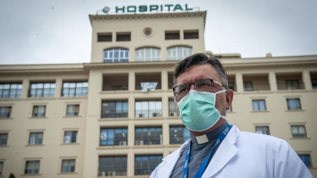 El capellán del Hospital Regional de Málaga: «Hoy es raro hasta el comprar; no iba a ser menos un funeral»