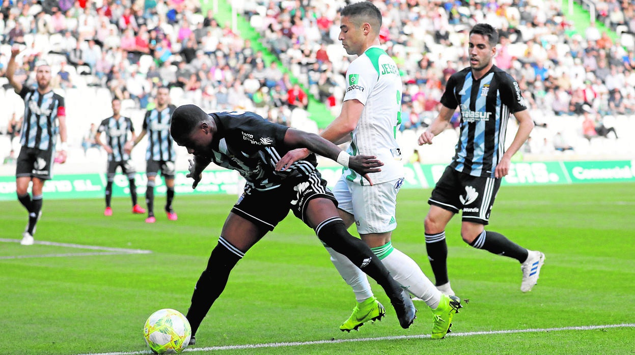 Jesús Álvaro presiona a un rival en el último partido del Córdoba CF ante el Cartagena