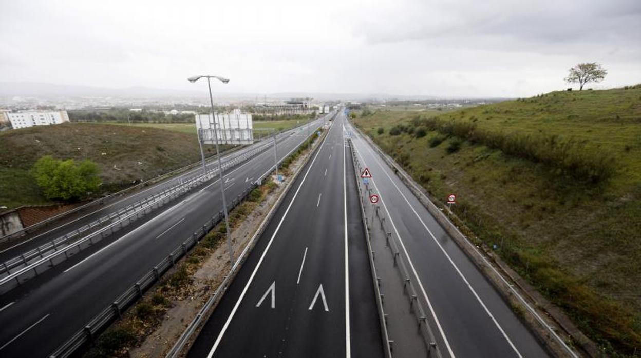 La autovía A-4 a su paso por Córdoba, totalmente vacía durante el confinamiento