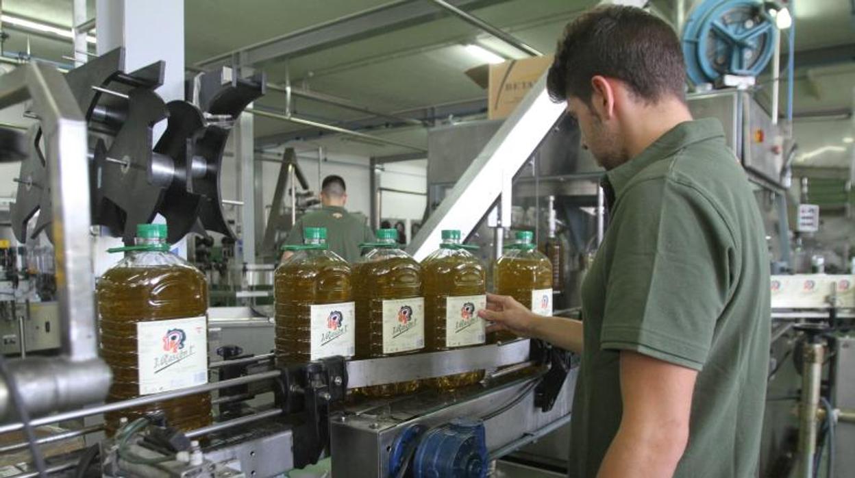 Envasadora de aceite de una planta industrial de Córdoba