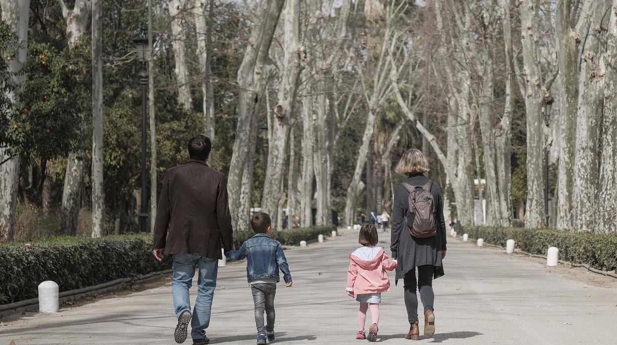 Imagen de unos pequeños paseando por el Parque de Maria Luisa en Sevilla