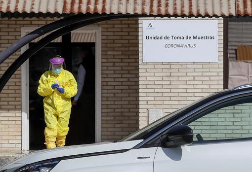 Un sanitario sale de una unidad de toma de muestras