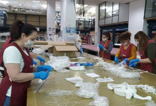 Trabajadoras confeccionando las mascarillas en sus instalaciones