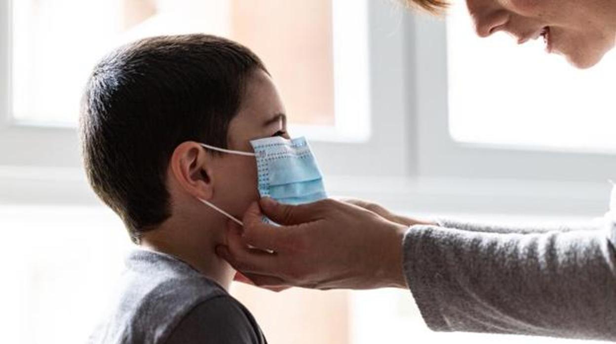 Niño con mascarilla para protegerse del coronavirus