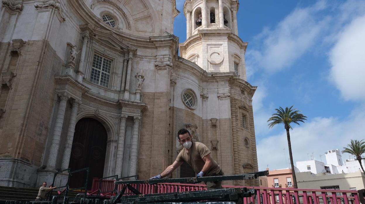 Los operarios, retirando las estructuras en Catedral