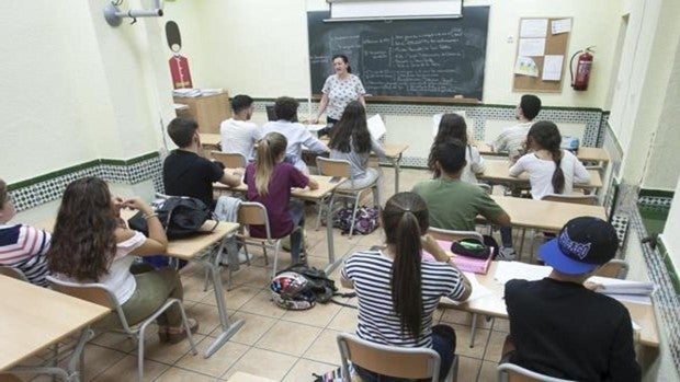 Juanma Moreno plantea la vuelta al colegio en Andalucía en torno al 15 de mayo