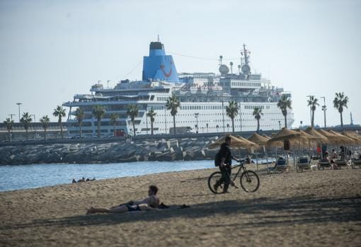 Crucero que permanece desde marzo en el puerto de Málaga debido al Covid-19