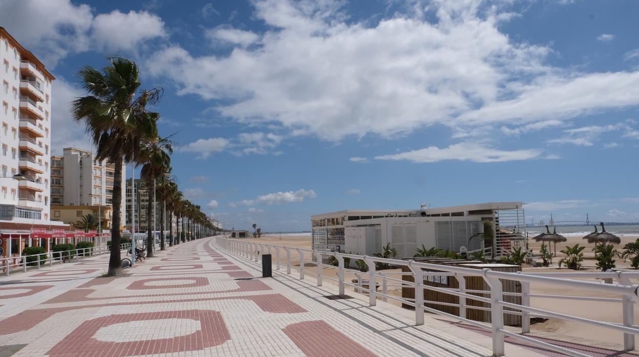 Operarios municipales de El Puerto ya han iniciado el acondicionamiento de la playa de Valdelagrana