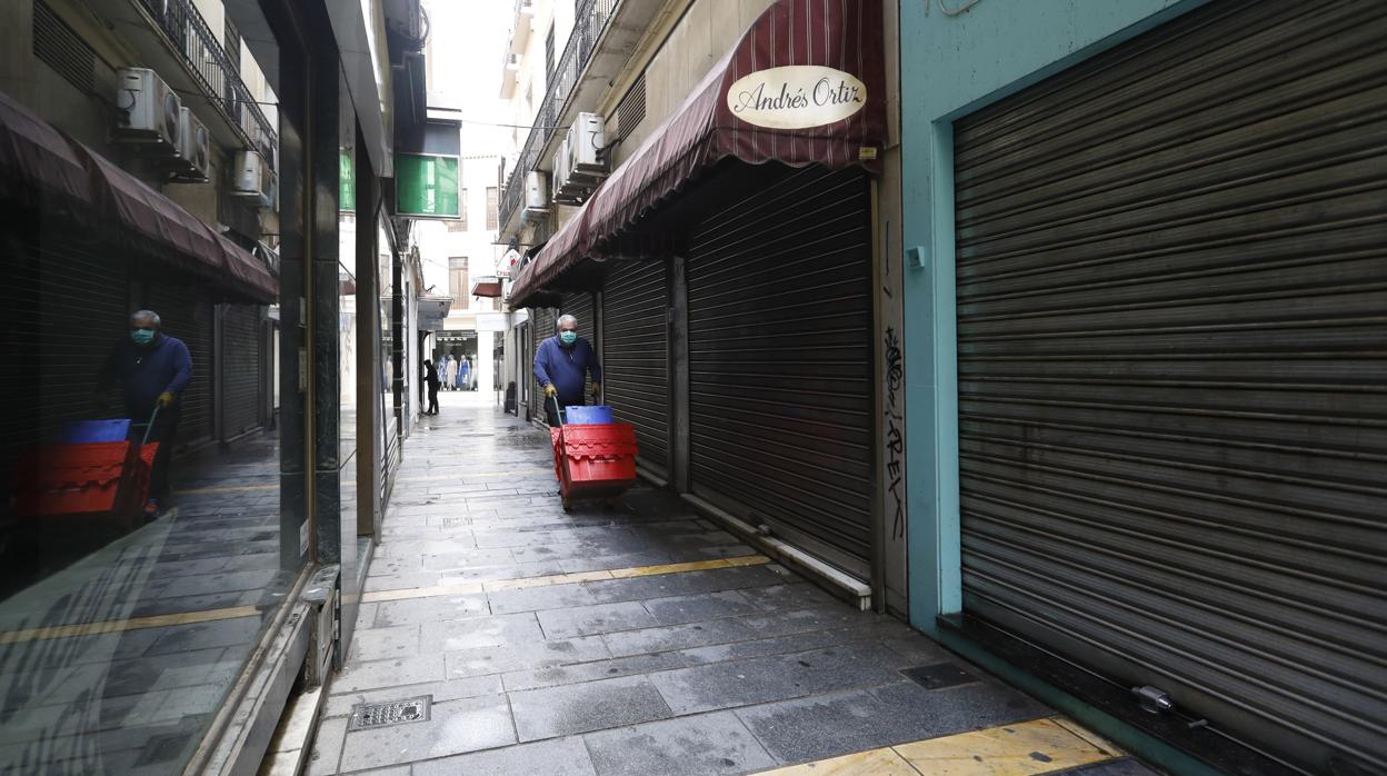 Un repartidor en las calles del centro durante el estado de Alarma en Córdoba