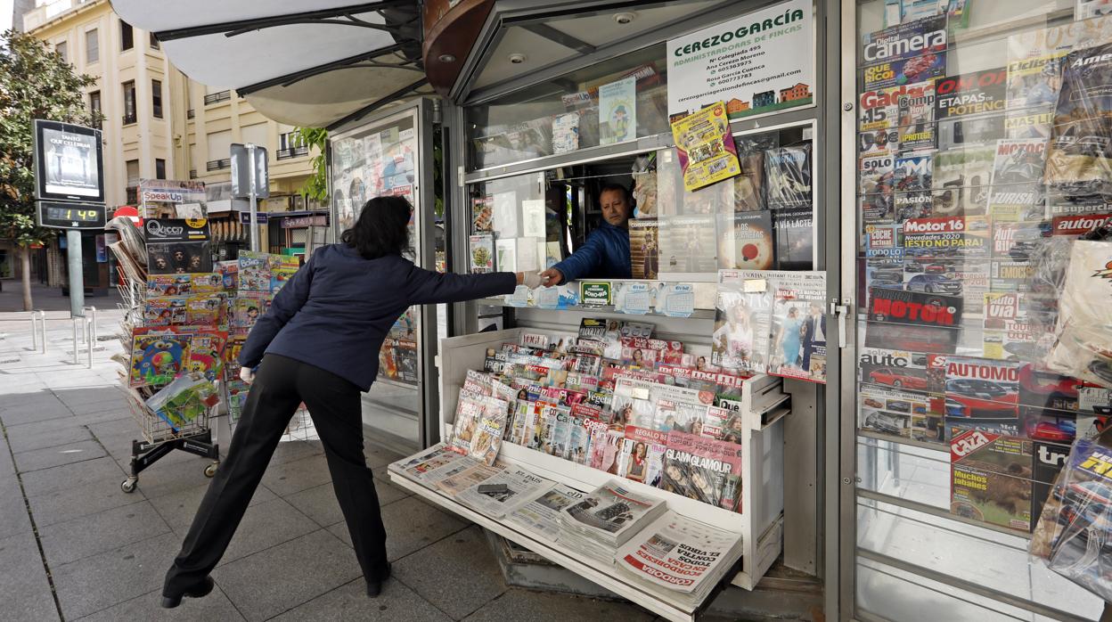 Una mujer en el quiosco de prensa de Las Tendillas