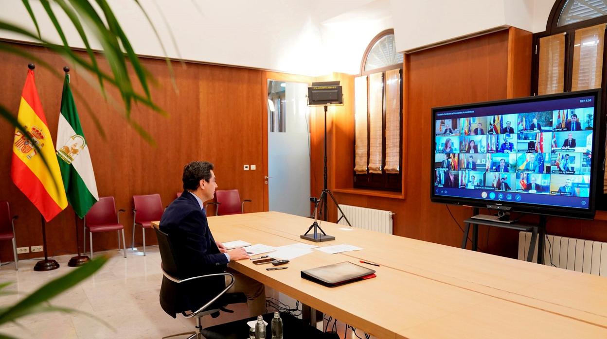 Juanma Moreno, en una de las videoconferencias con Pedro Sánchez y los líderes regionales