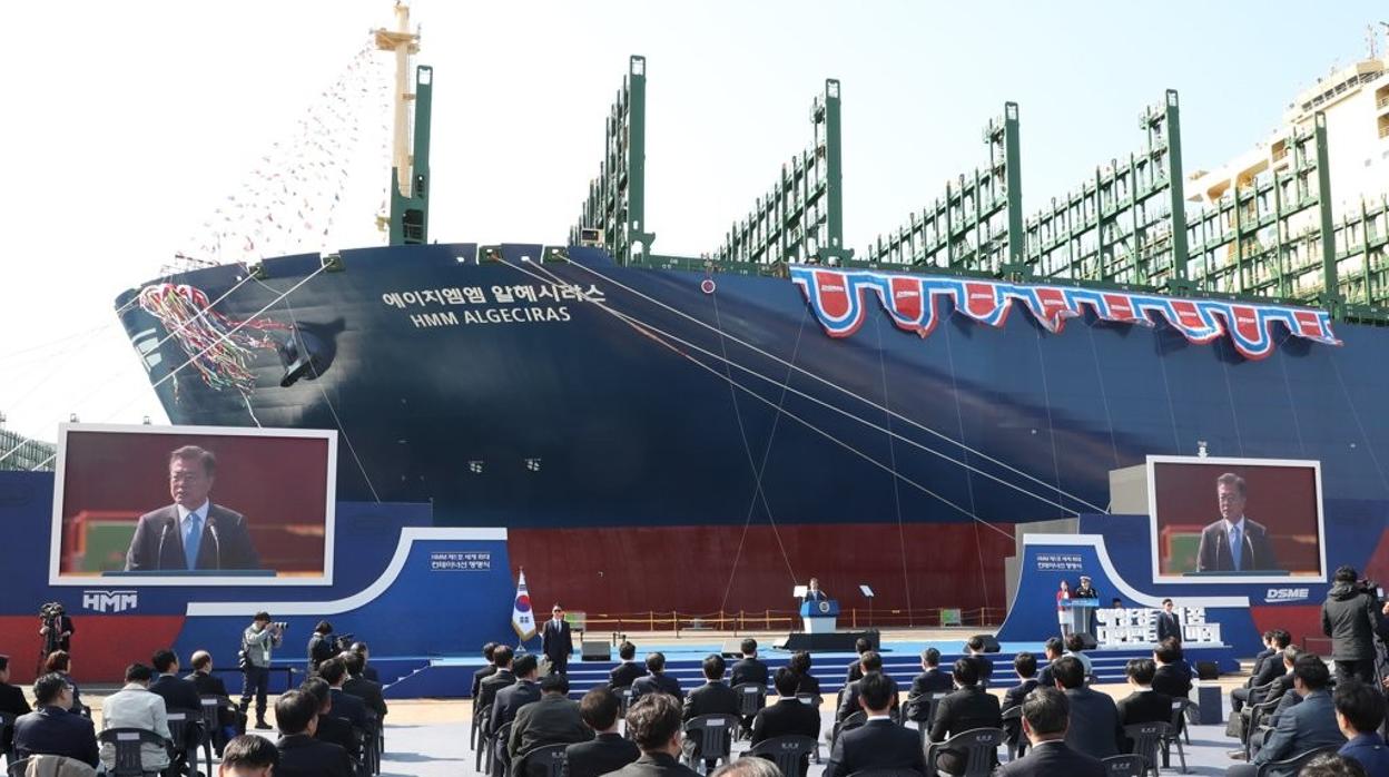 Imagen de la ceremonia de bautismo del buque celebrada en Corea del Sur con la presencia de su presidente