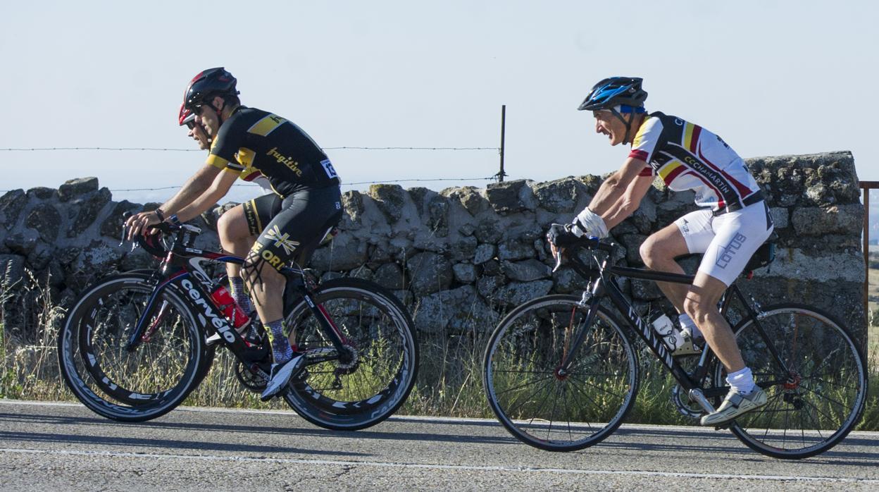 Imagen de unos ciclistas por la carretera