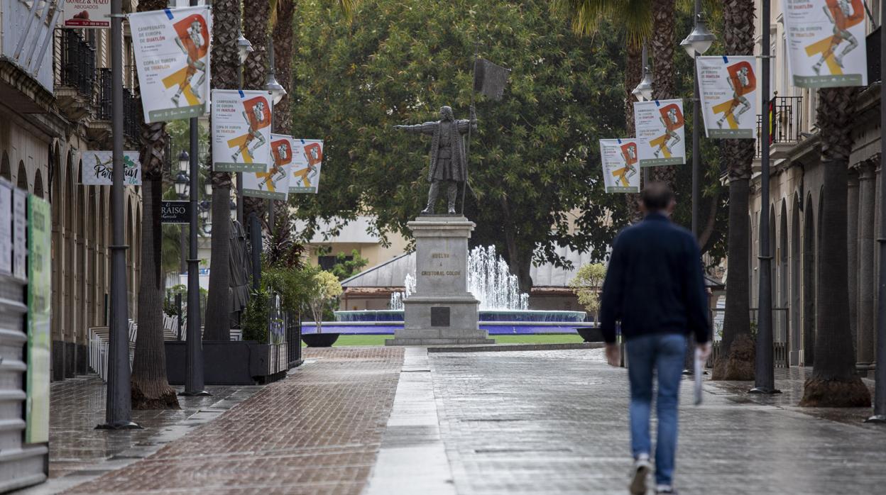 Un hombre camina por una de las principales calles del centro de Huelva, ahora vacías