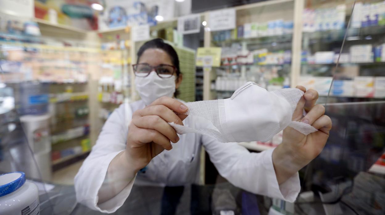 Mascarilla sanitaria en una farmacia