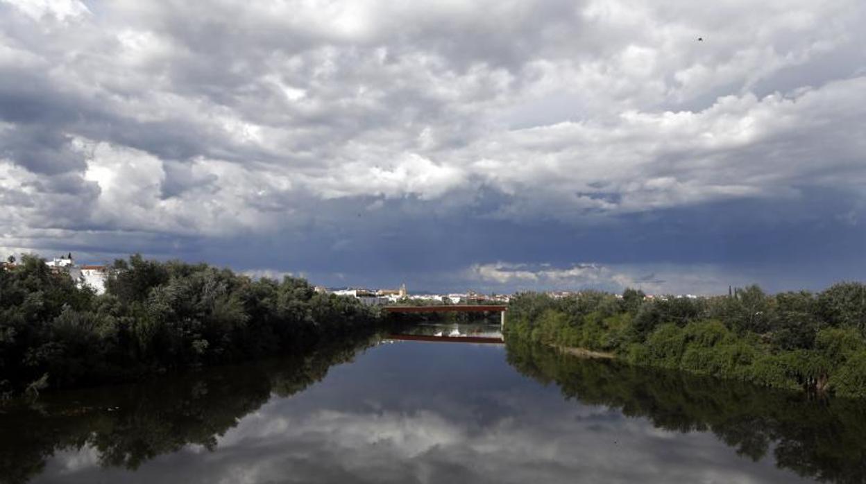 Nubes sobre el Guadalquivir a su paso por Córdoba, en una imagen de archivo