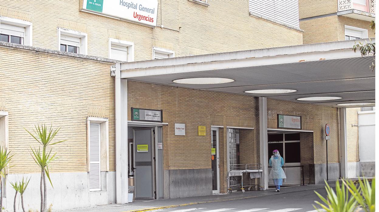 Un sanitario en la puerta de un hospital malagueño