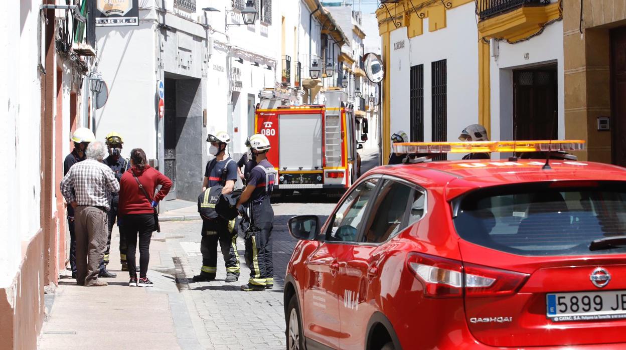 Bomberos en el lugar del derrumbe