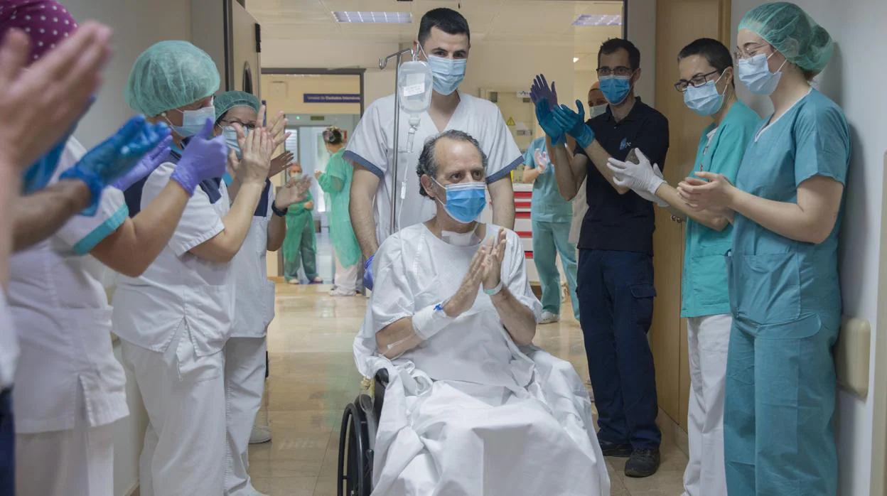 Personal sanitario aplauden el traslado a planta del último paciente ingresado en la Unidad de Cuidados Intensivos con coronavirus del Hospital Quirónsalud Sagrado Corazón en Sevilla