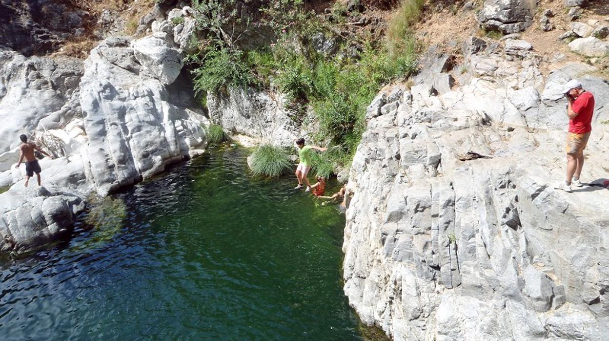 El Charco de la Mozas es un paraje turístico de Benahavís