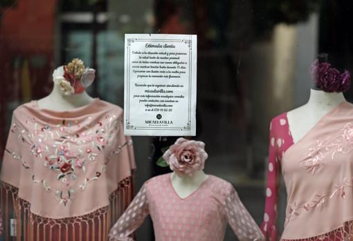 Escaparate de una tienda cerrada