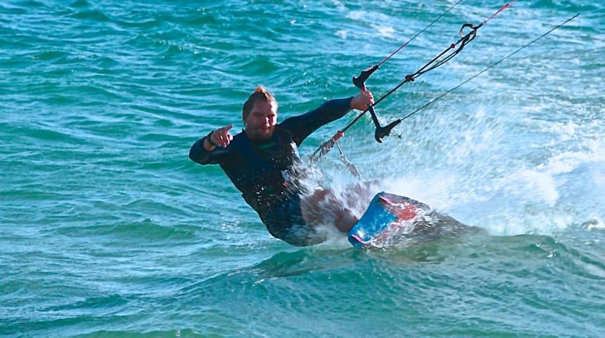 Imagen de archivo de un deportista de kitesurf en Tarifa