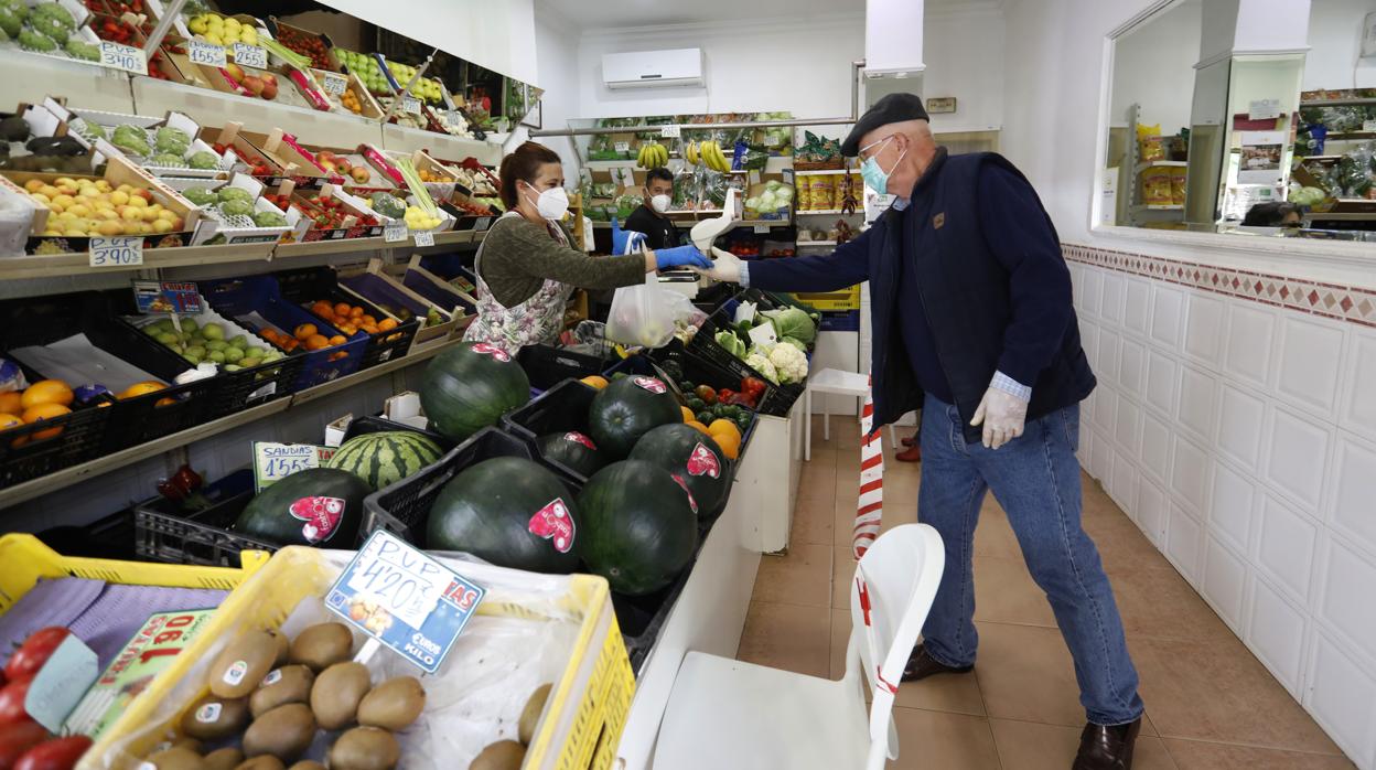 Un cliente de una frutería del barrio de Poniente