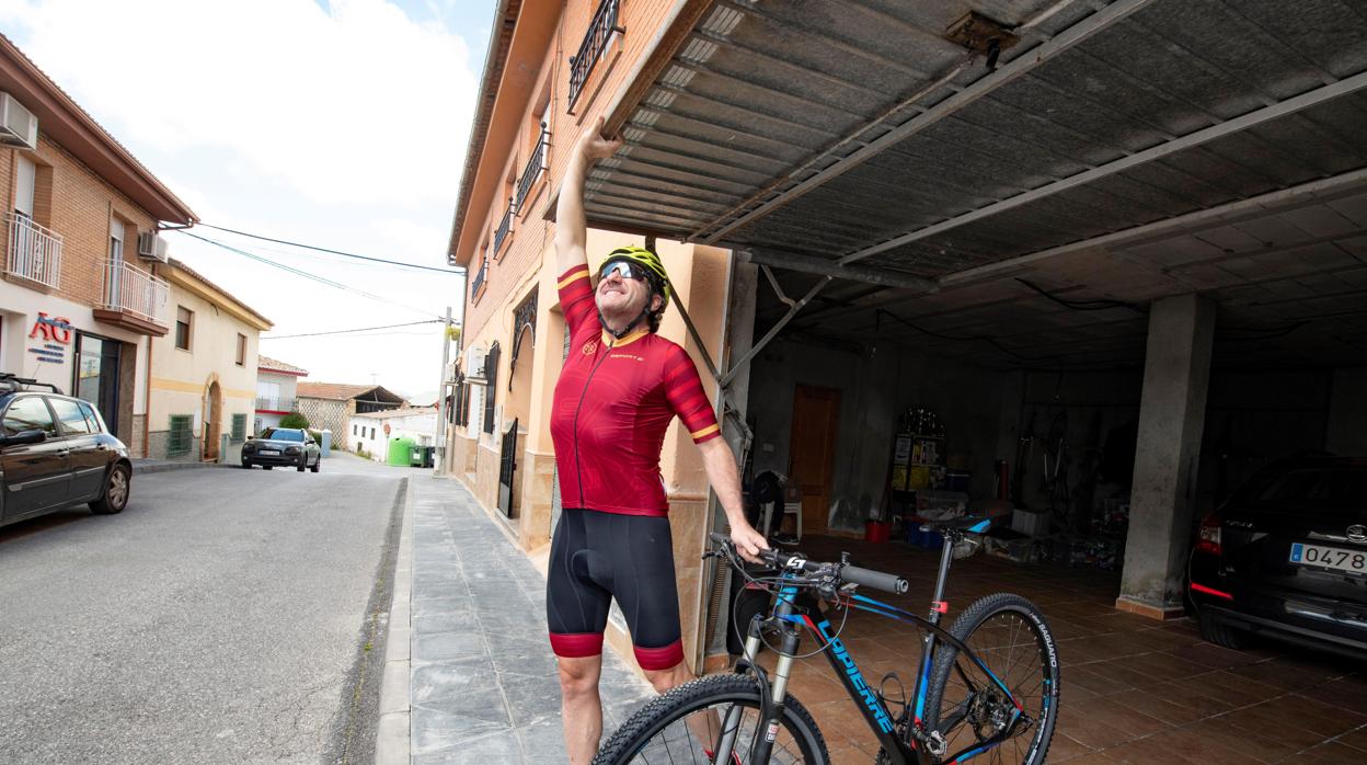 Un ciclista se prepara para salir este sábado a realizar deporte