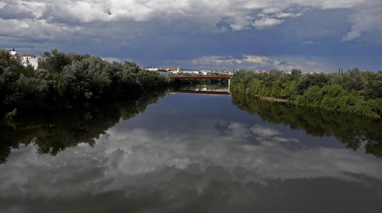 Reflejo de las nubes en el río Guadalquivir a su paso por Córdoba capital