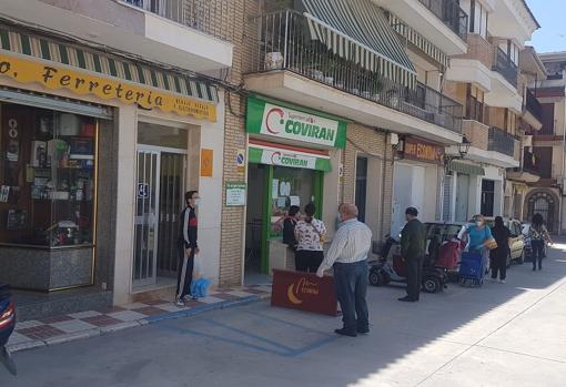 Vecinos de compras en Moriles