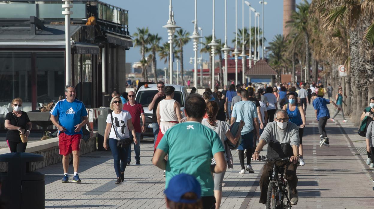 Afluencia masiva de gente a la playa de la Misericordia y al paseo marítimo Antono Banderas en Málaga este sábado